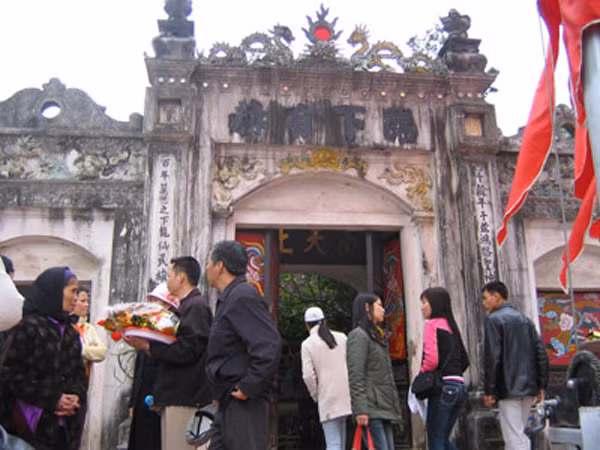 Du xuân đền Đức Thánh Cả: Cho một điếu thuốc, mất 8 triệu đồng! ảnh 1