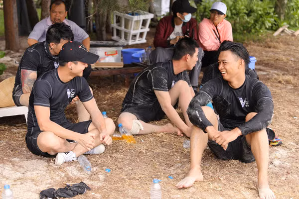 Dàn trai đẹp gạt bỏ "tư thù", ngồi lại chuyện trò, chăm sóc lẫn nhau ảnh 8