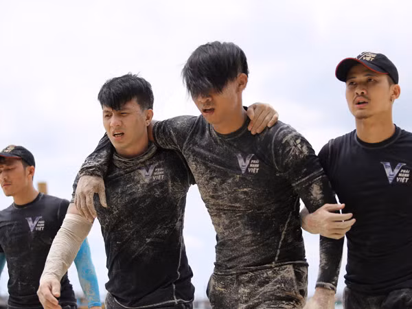 Dàn trai đẹp gạt bỏ "tư thù", ngồi lại chuyện trò, chăm sóc lẫn nhau ảnh 4