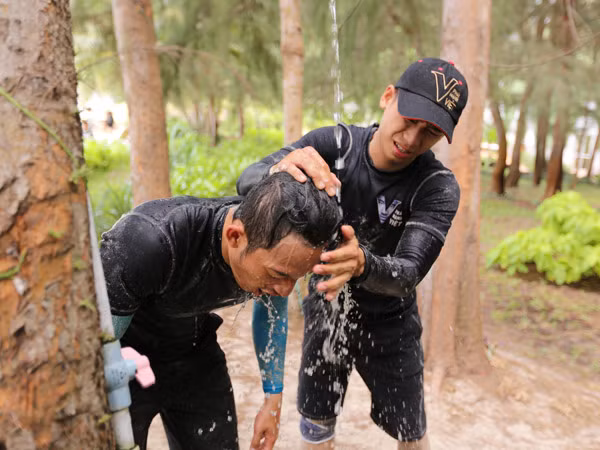 Dàn trai đẹp gạt bỏ "tư thù", ngồi lại chuyện trò, chăm sóc lẫn nhau ảnh 7