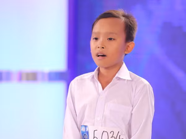 Cậu bé "hát đám cưới" gây xúc động mạnh trên sân khấu Vietnam Idol kids ảnh 1