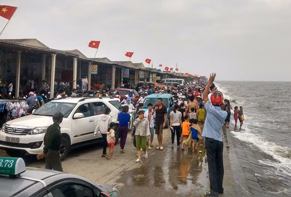 Toàn cảnh các điểm du lịch trên rừng dưới biển "thất thủ" dịp này ảnh 8