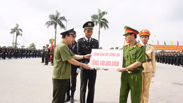 Lãnh đạo Bộ Công an thăm và động viên lực lượng luyện tập chuẩn bị buổi lễ mít tinh ảnh 1