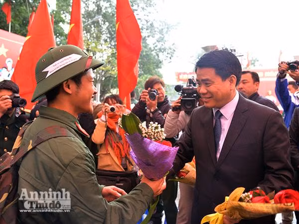 Tuổi trẻ Thủ đô náo nức lên đường thực hiện nghĩa vụ thiêng liêng với Tổ quốc ảnh 4