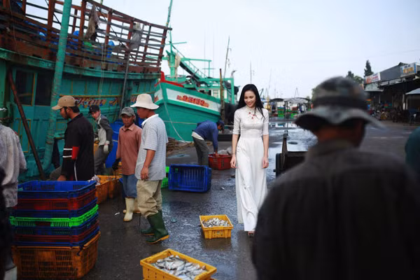 Á khôi Lệ Quyên dịu dàng khoe sắc trên bến cảng quê hương ảnh 6