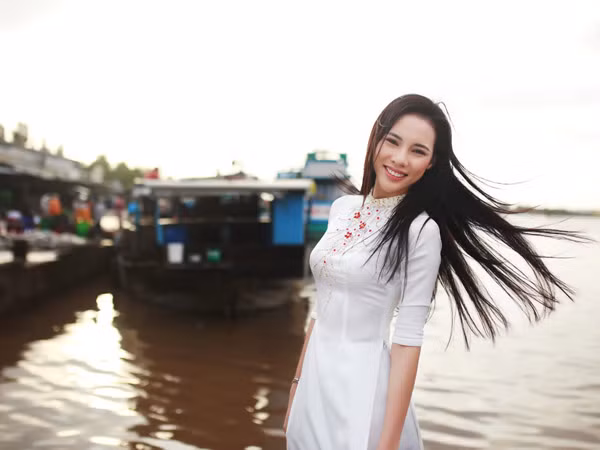 Á khôi Lệ Quyên dịu dàng khoe sắc trên bến cảng quê hương ảnh 9