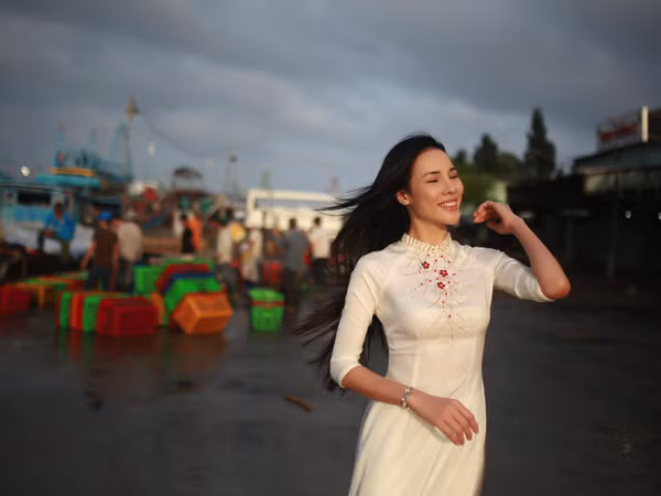 Á khôi Lệ Quyên dịu dàng khoe sắc trên bến cảng quê hương ảnh 3
