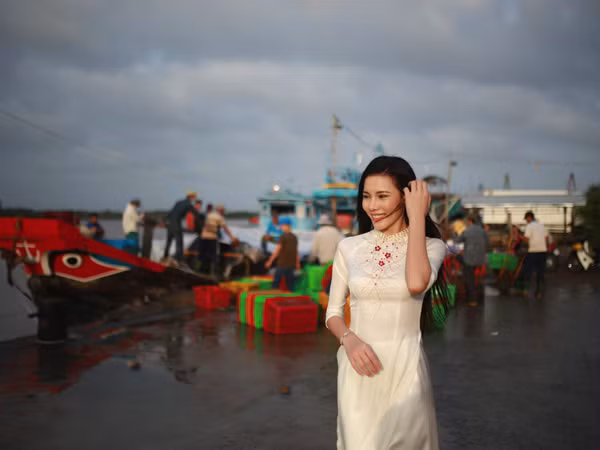 Á khôi Lệ Quyên dịu dàng khoe sắc trên bến cảng quê hương ảnh 2