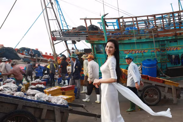 Á khôi Lệ Quyên dịu dàng khoe sắc trên bến cảng quê hương ảnh 7
