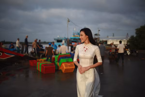 Á khôi Lệ Quyên dịu dàng khoe sắc trên bến cảng quê hương ảnh 1