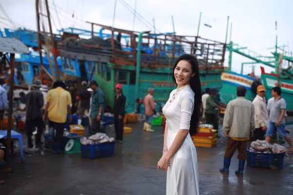 Á khôi Lệ Quyên dịu dàng khoe sắc trên bến cảng quê hương ảnh 4
