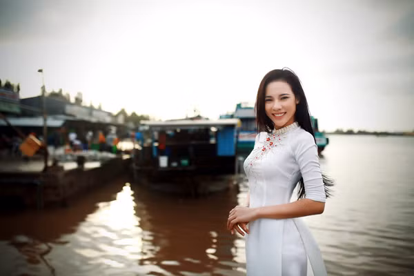 Á khôi Lệ Quyên dịu dàng khoe sắc trên bến cảng quê hương ảnh 8