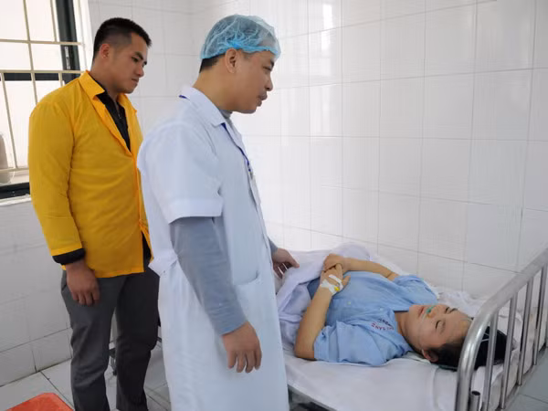 Mổ cấp cứu tại nhà trong đêm, cứu sống bệnh nhân nguy kịch bị vỡ thai ngoài tử cung ảnh 1