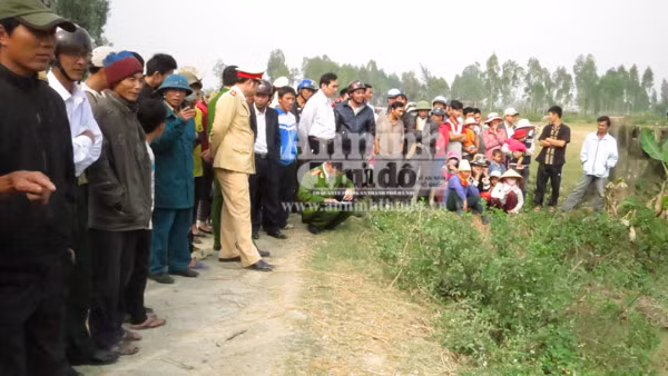 Xe máy mất lái lao xuống hồ, 2 thanh niên tử nạn ảnh 1