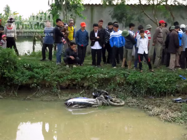 Xe máy mất lái lao xuống hồ, 2 thanh niên tử nạn ảnh 2