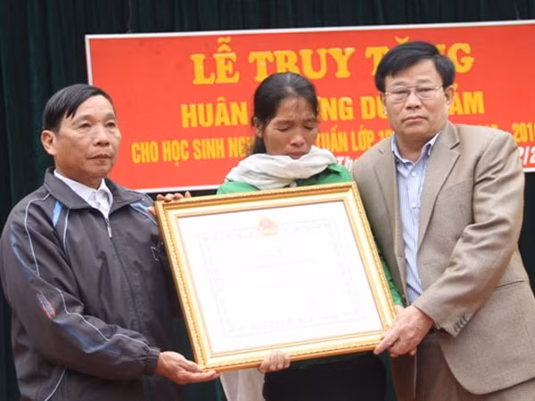 Truy tặng Huân chương Dũng cảm cho nam sinh quên mình cứu người đuối nước ảnh 1