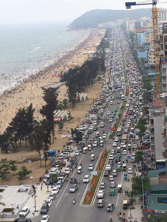 Toàn cảnh các điểm du lịch trên rừng dưới biển "thất thủ" dịp này ảnh 4