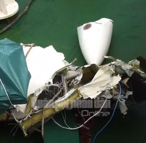 Cận cảnh những mảnh vỡ chiếc máy bay tuần thám CASA 8983 ảnh 2