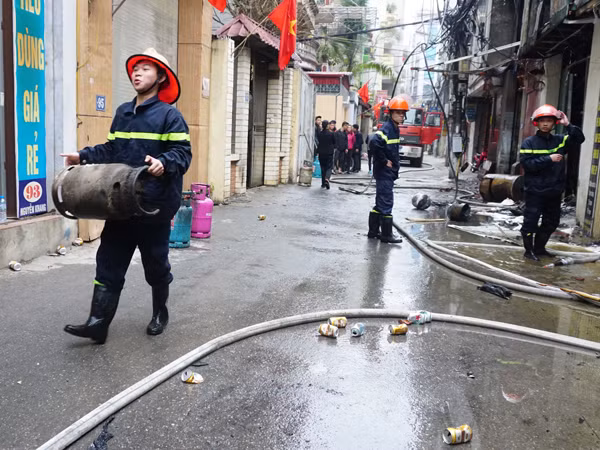 Cận cảnh 6 ki ốt tan hoang do lửa thiêu rụi ảnh 8
