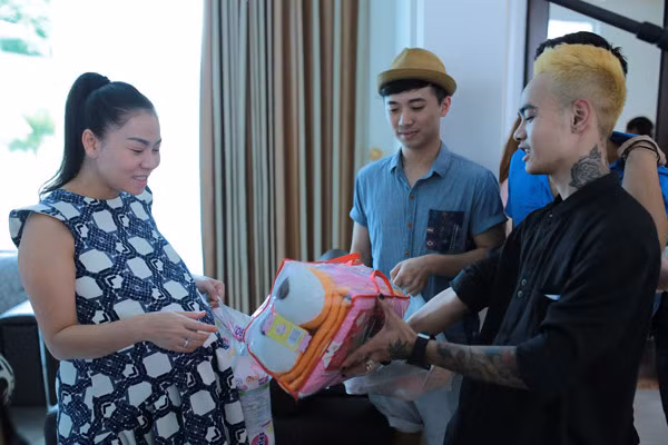 Top 8 rủ nhau ghé thăm “bà bầu” Thu Minh ảnh 2