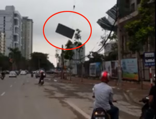 Người đi đường hoảng sợ thấy cẩu tháp đu đưa pano giữa không trung ảnh 1