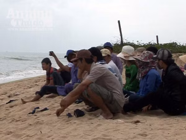 Chìm tàu cá, 3 ngư dân may mắn thoát nạn ảnh 1