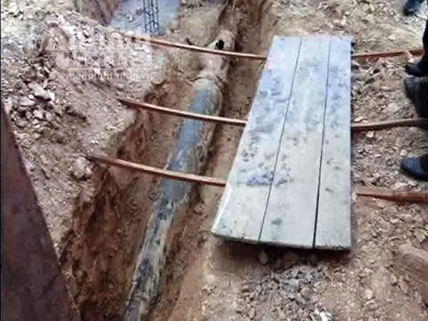 Phát hiện quả bom dài 2,4 m khi đào đất đổ nền nhà ảnh 1