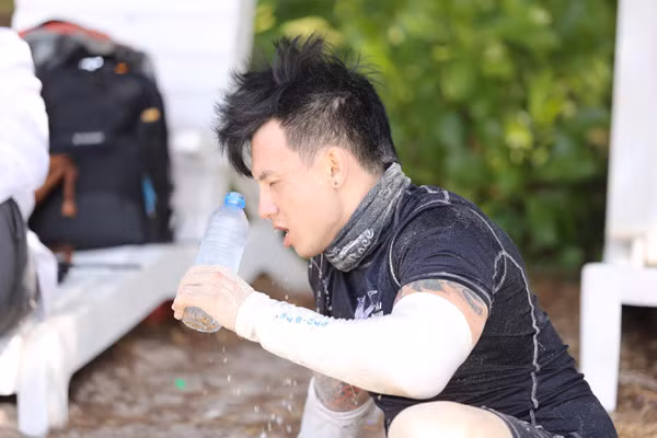 Dàn trai đẹp gạt bỏ "tư thù", ngồi lại chuyện trò, chăm sóc lẫn nhau ảnh 2