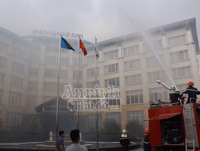 Sau phần lý thuyết, các học viên được tham gia vào cuộc diễn tập quy mô, với tình huống giả định là xuất hiện đám cháy trên tầng 3 của khách sạn Hà Anh. Lúc này, tại tầng 2, 3 và 5 đang có nhiều người mắc kẹt. Sau phần lý thuyết, các học viên được tham gia vào cuộc diễn tập quy mô, với tình huống giả định là xuất hiện đám cháy trên tầng 3 của khách sạn Hà Anh. Lúc này, tại tầng 2, 3 và 5 đang có nhiều người mắc kẹt.