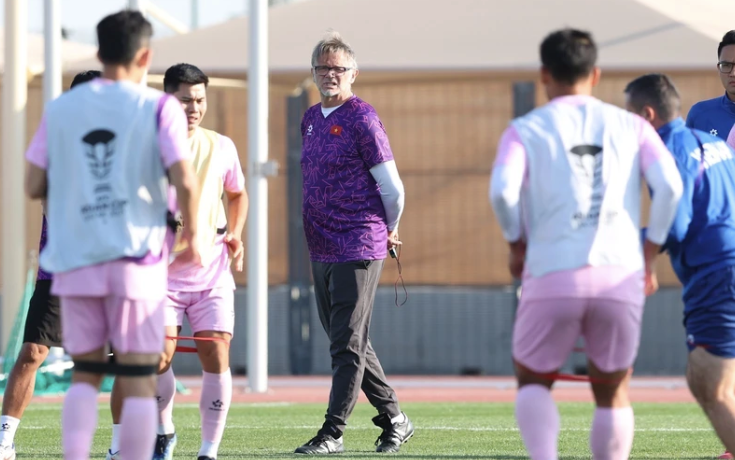 4 cầu thủ không nằm trong kế hoạch của HLV Troussier gồm tiền vệ Phạm Văn Luân, Triệu Việt Hưng, Lê Văn Đô và tiền đạo Bùi Vĩ Hào