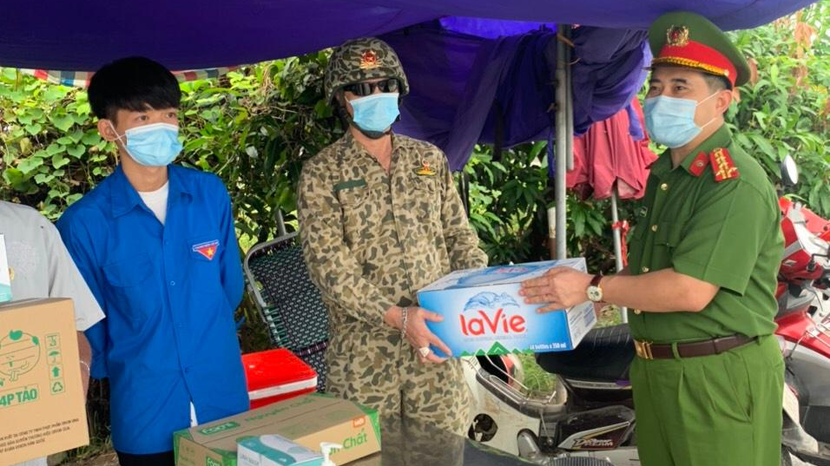 Đại tá Lê Đức Hùng trao quà tặng chốt phòng chống dịch trên địa bàn