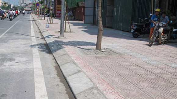 Không dùng tiền ngân sách sửa vỉa hè bị hỏng ảnh 1 Không dùng tiền ngân sách sửa vỉa hè bị hỏng ảnh 1
