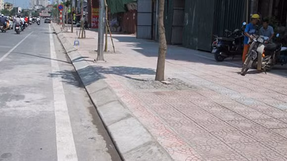 Không dùng tiền ngân sách sửa vỉa hè bị hỏng ảnh 1