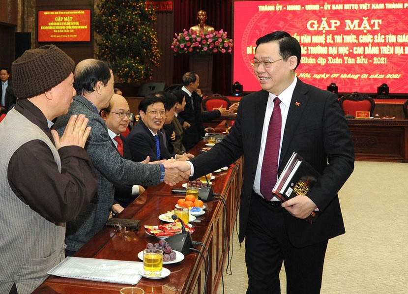 Bí thư Thành ủy Hà Nội Vương Đình Huệ với các đại biểu dự buổi gặp mặt