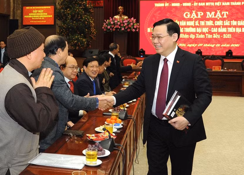 Bí thư Thành ủy Hà Nội Vương Đình Huệ với các đại biểu dự buổi gặp mặt