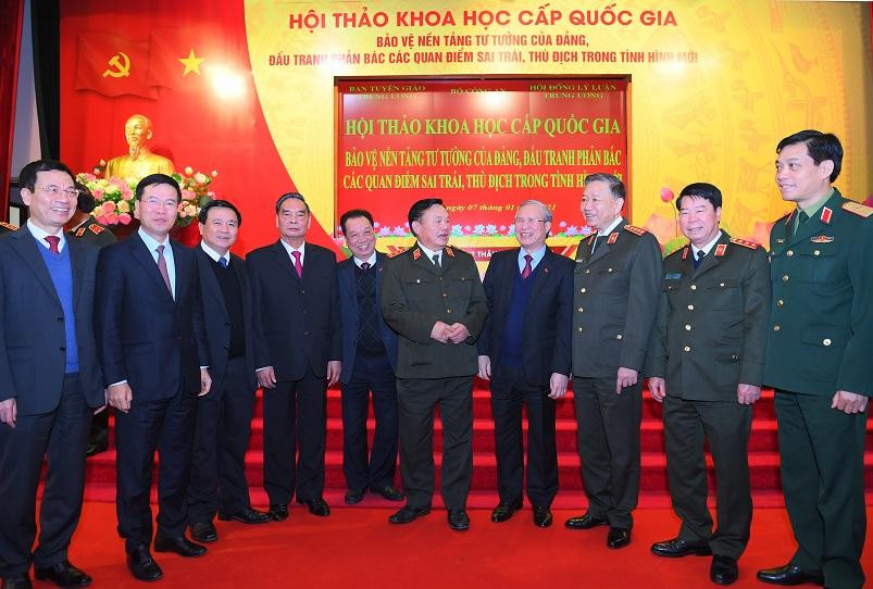 Các đại biểu trao đổi bên lề Hội thảo