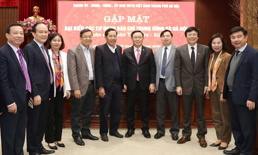 Lãnh đạo thành phố Hà Nội với các đại biểu dự buổi gặp mặt