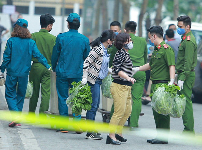 CAP Trúc Bạch giúp người dân mua nhu yếu phẩm trong đợt cách ly do dịch Covid-19