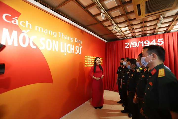 Triển lãm góp phần tuyên truyền, giáo dục cho các tầng lớp nhân dân, cán bộ, chiến sĩ trong toàn quân nhận thức đầy đủ và sâu sắc vị trí, tầm vóc vĩ đại và giá trị lịch sử to lớn về thắng lợi của Cách mạng tháng Tám năm 1945 Triển lãm góp phần tuyên truyền, giáo dục cho các tầng lớp nhân dân, cán bộ, chiến sĩ trong toàn quân nhận thức đầy đủ và sâu sắc vị trí, tầm vóc vĩ đại và giá trị lịch sử to lớn về thắng lợi của Cách mạng tháng Tám năm 1945