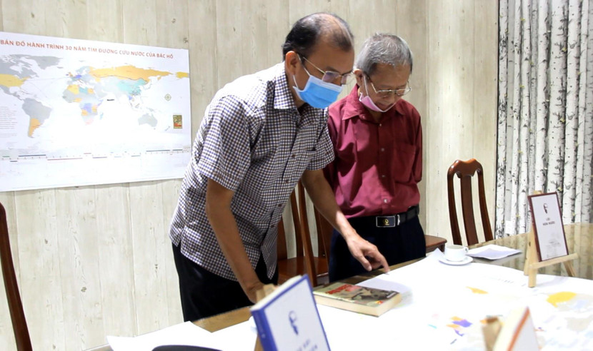 Ông Dương Thành Truyền trao đổi với tác giả Trần Đức Tuấn về tấm bản đồ