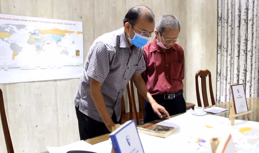 Ông Dương Thành Truyền trao đổi với tác giả Trần Đức Tuấn về tấm bản đồ