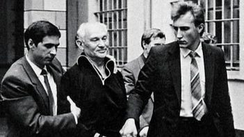 Dmitri Polyakov (thứ hai từ phải sang) khi bị bắt Dmitri Polyakov (thứ hai từ phải sang) khi bị bắt