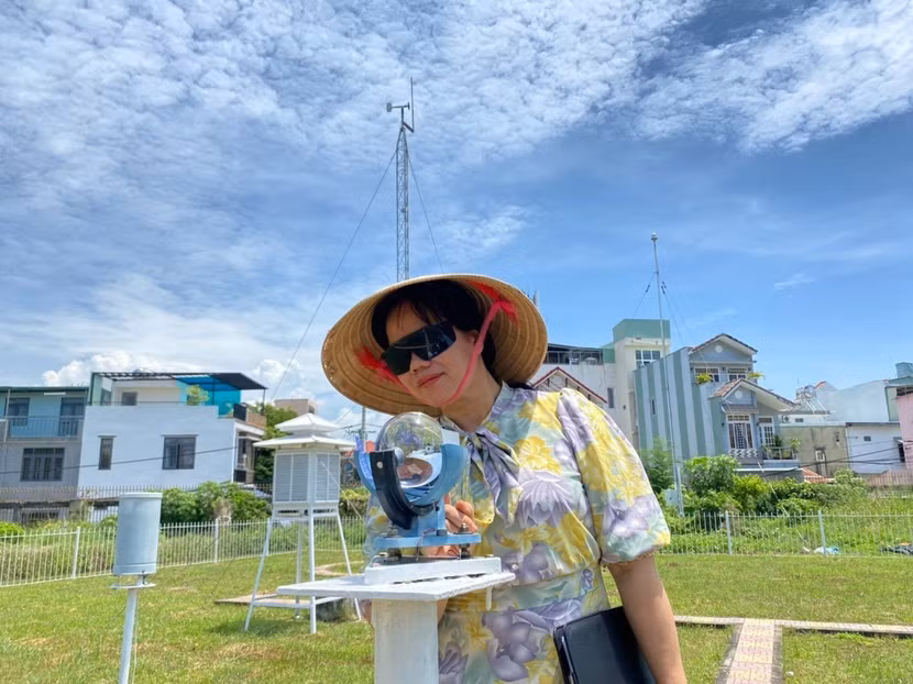 Quan trắc viên Hoàng Thị Tùng - Trạm trưởng Trạm Khí tượng thủy văn Đà Nẵng thực hiện một ca quan trắc