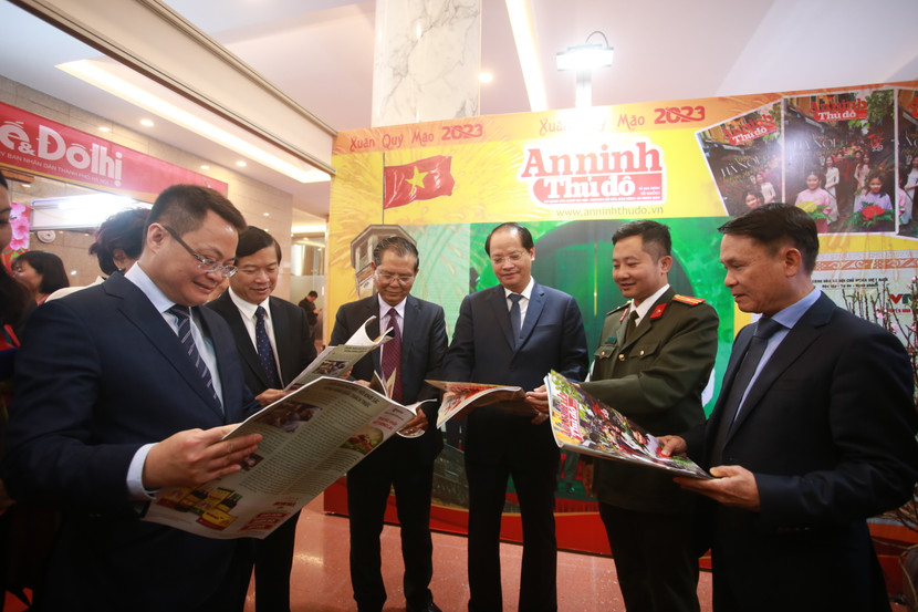 Phó Chủ tịch Thường trực Hội Nhà báo Việt Nam Nguyễn Đức Lợi, Trưởng ban Tuyên giáo Thành ủy Nguyễn Doãn Toản cùng lãnh đạo các sở, ban, ngành thành phố Hà Nội tham quan gian trưng bày của An ninh Thủ đô tại Hội báo Xuân năm 2023