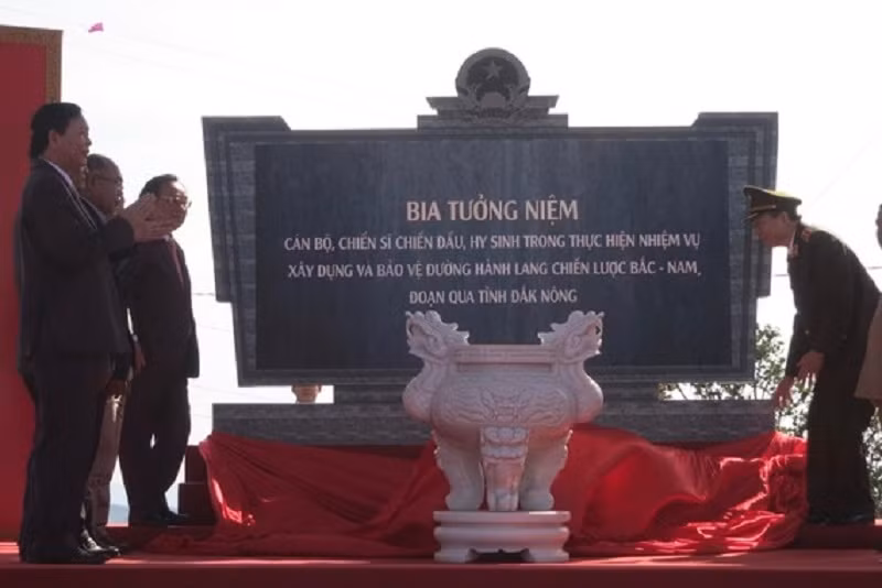 Khánh thành Bia tưởng niệm tuyến đường hành lang lịch sử Bắc - Nam. Ảnh CÔNG HOAN Khánh thành Bia tưởng niệm tuyến đường hành lang lịch sử Bắc - Nam. Ảnh CÔNG HOAN