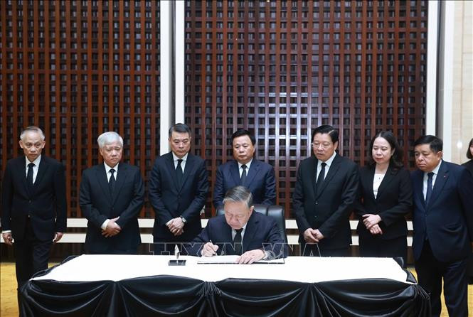 Tổng Bí thư Tô Lâm ghi sổ tang nguyên Chủ tịch Đảng Nhân dân Cách mạng Lào, nguyên Chủ tịch nước Cộng hoà Dân chủ Nhân dân Lào Khamtay Siphandone. Ảnh: Thống Nhất/TTXVN