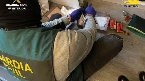 Cảnh sát Liên minh châu Âu khám xét và thu giữ tang vật trong vụ triệt phá “siêu băng đảng tội phạm” tại khu vực này Cảnh sát Liên minh châu Âu khám xét và thu giữ tang vật trong vụ triệt phá “siêu băng đảng tội phạm” tại khu vực này