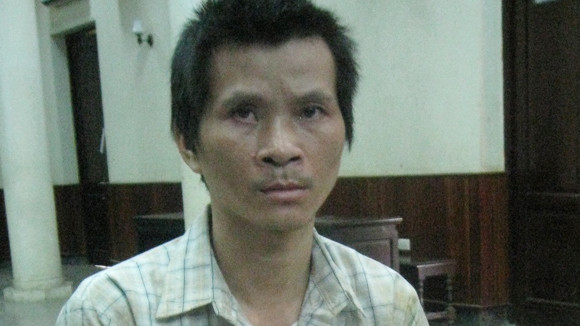 Nghi ngờ vợ, vác dao “xử” hàng xóm ảnh 1