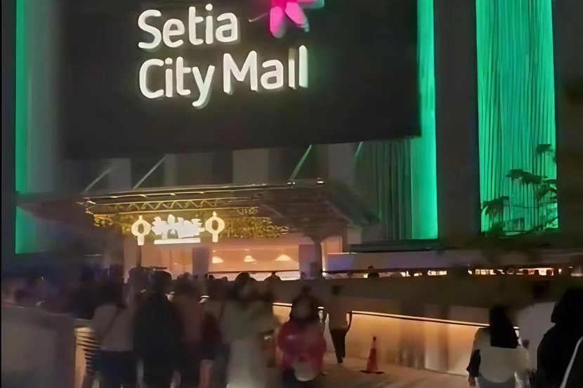 Nghi phạm đã trốn thoát sau khi uy hiếp 1 lái xe ô tô tại trung tâm mua sắm Setia City Mall. Ảnh: Hadi Azmi