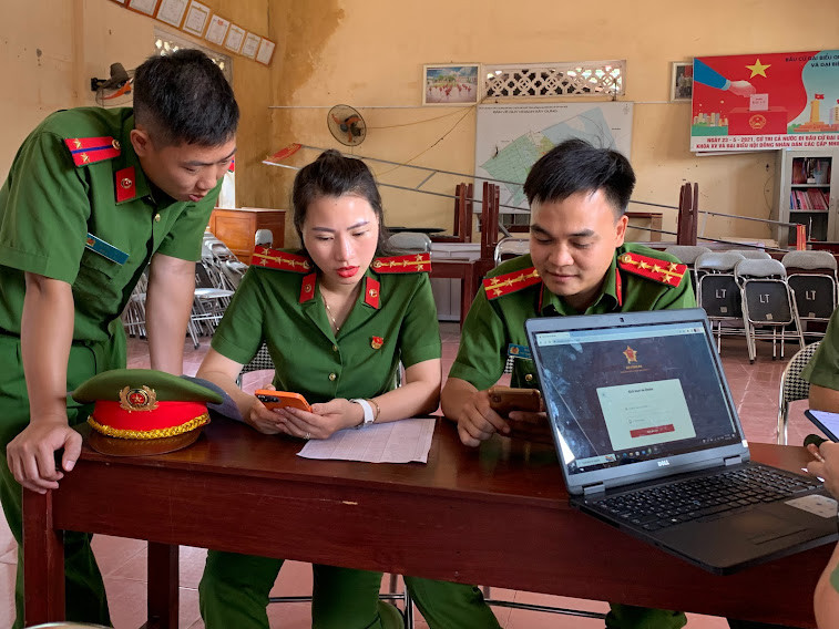 Cán bộ chiến sĩ Công an Thủ đô trao đổi, thực hiện kích hoạt định danh điện tử cho các trường hợp không có điện thoại thông minh